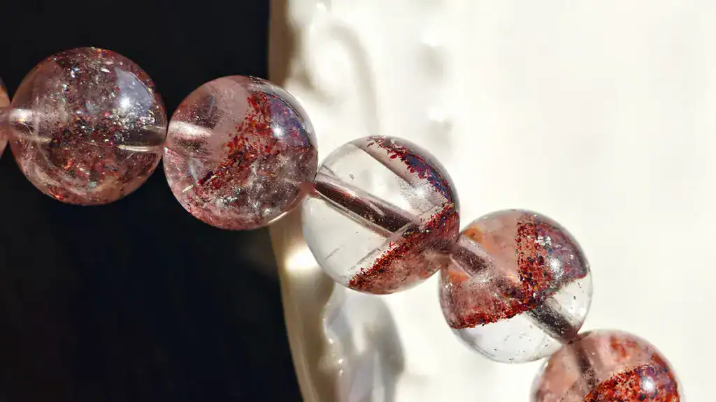金草莓水晶赤鐵礦包裹體近拍|晶奧水晶金草莓功效解析